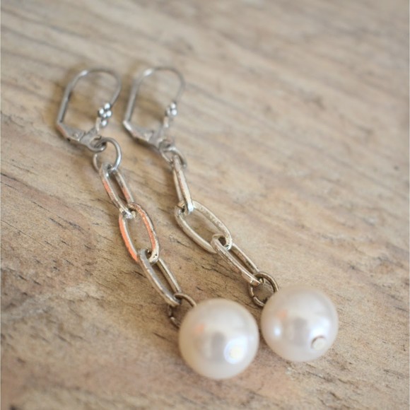 Silvertone Chain Link Glass Pearl Dangle Leverback Earrimgs - Picture 2 of 3